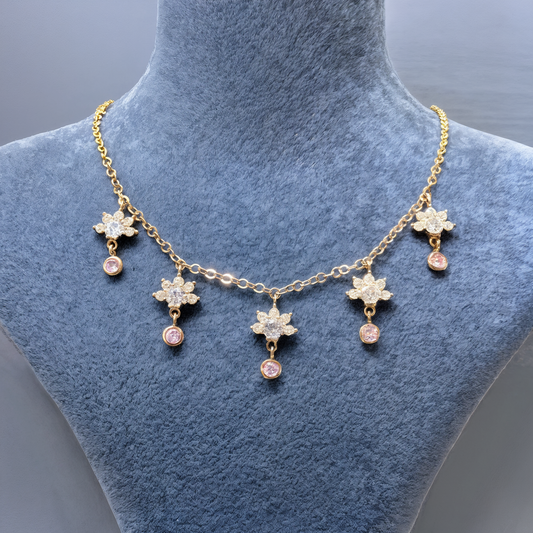 Işıltılı taş detaylı altın çiçek kolye